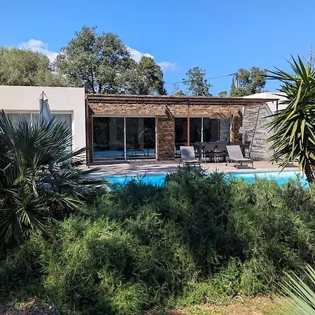 Avec Piscine A 700m De La